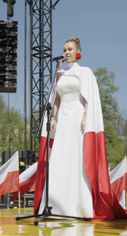 Doda zaśpiewała hymn Polski. Przebrała się za flagę
