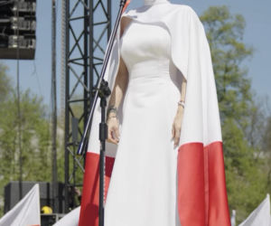 Doda zaśpiewała hymn Polski. Przebrała się za flagę