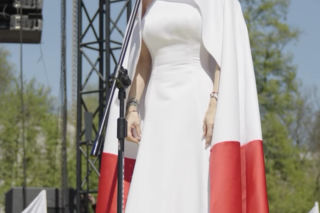 Doda zaśpiewała hymn Polski. Przebrała się za flagę