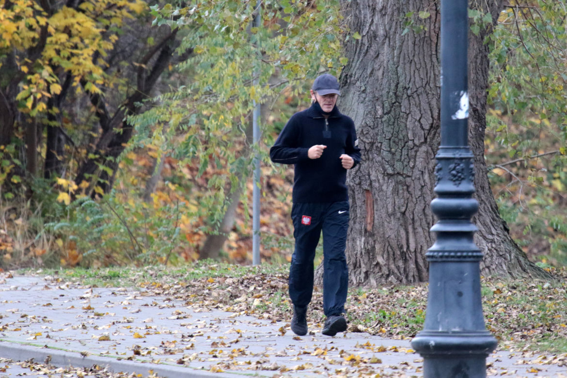 Tusk biega bez maseczki