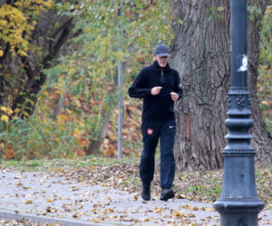 Tusk biega bez maseczki