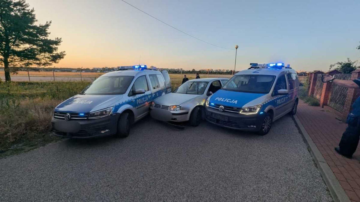 Pijany kierowca przygniótł policjanta do barierek. Szaleńczy pościg ulicami Warszawy 