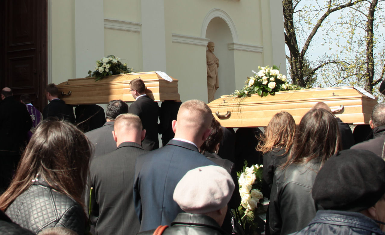 Bliźniaki spoczęły w jednym grobie