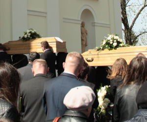 Bliźniaki spoczęły w jednym grobie