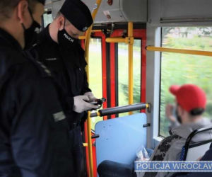 Policjanci kontrolują czy pasażerowie MPK Wrocław noszą maseczki