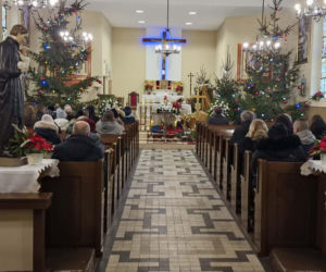 Pogrzeb Zuzanny i jej dzieci. Kościół wypełnił się smutkiem i żalem. Przy ołtarzu cztery urny