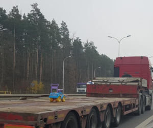 Białystok: Ciężki transport na obwodnicy. Zabawka na naczepie. A gdzie pilot i eskorta policji? [FOTO]