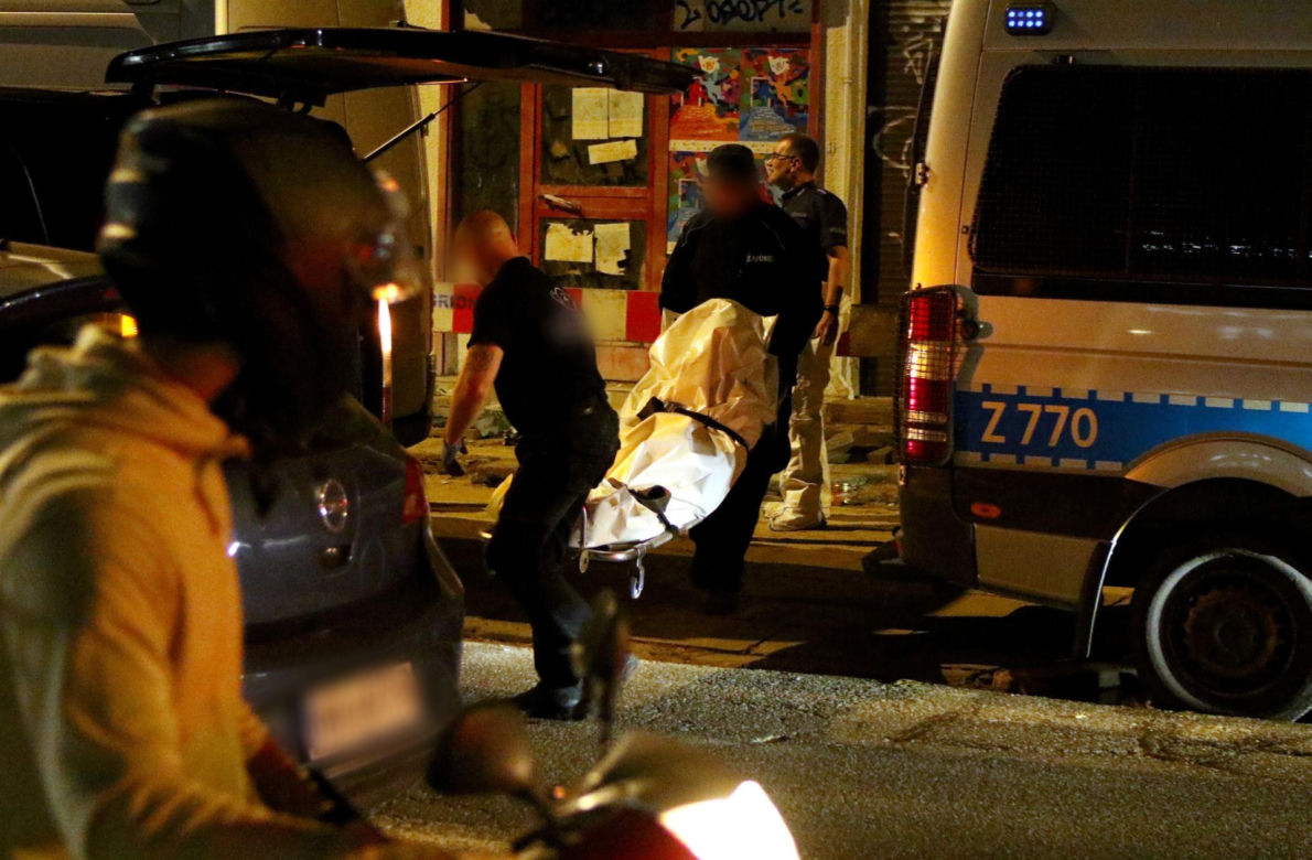 Ciała były zakopane na podwórku. Co się stało w kamienicy w Warszawie? Czy ciał może być więcej?