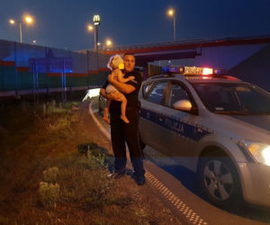 Przerażona córeczka na tylnym siedzeniu
