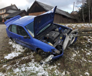 PIJANY kierowca ściął słup seatem! Miał zakaz prowadzenia pojazdów 
