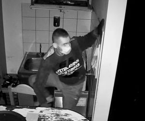 Włamanie do restauracji w Bydgoszczy. Rozpoznajesz tych mężczyzn?