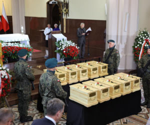 Szok po tragedii w Łodzi. Dziesięć malutkich trumienek na pogrzebie. Tego widoku nie da się wyrzucić z głowy