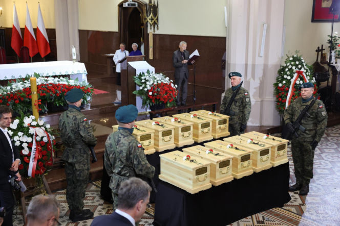Szok po tragedii w Łodzi. Dziesięć malutkich trumienek na pogrzebie. Tego widoku nie da się wyrzucić z głowy