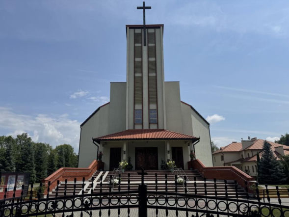 Tuż po 27-urodzinach na Łukasza spadł samolot. Przejmujący widok na grobie żołnierza. "Dumnie służyłeś Ojczyźnie"