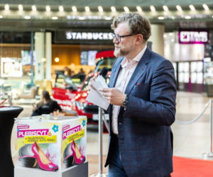 Zgarnęła nowiutkie auto na weekend! Tak Lubin świętował Dzień Kobiet. A wystawa Kolorowe Samochody trwa dalej!