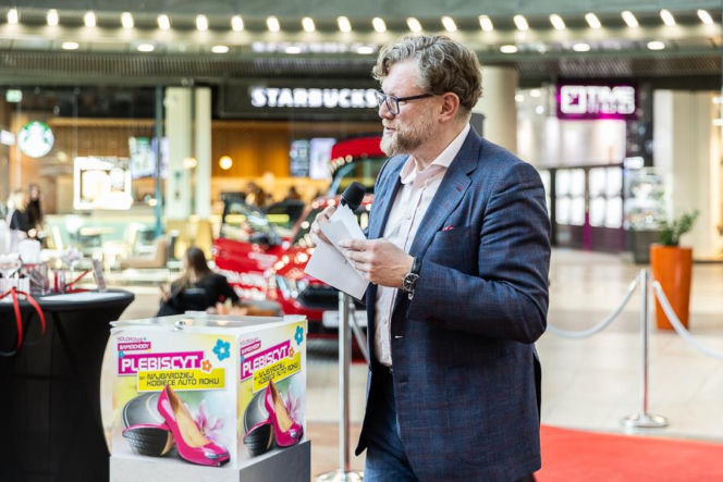 Zgarnęła nowiutkie auto na weekend! Tak Lubin świętował Dzień Kobiet. A wystawa "Kolorowe Samochody" trwa dalej!