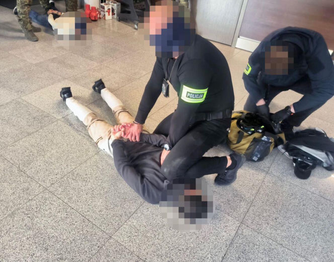 Napadli na Norwega w centrum Gdańska, grozili mu nożem i zmusili do wypłaty pieniędzy z bankomatu