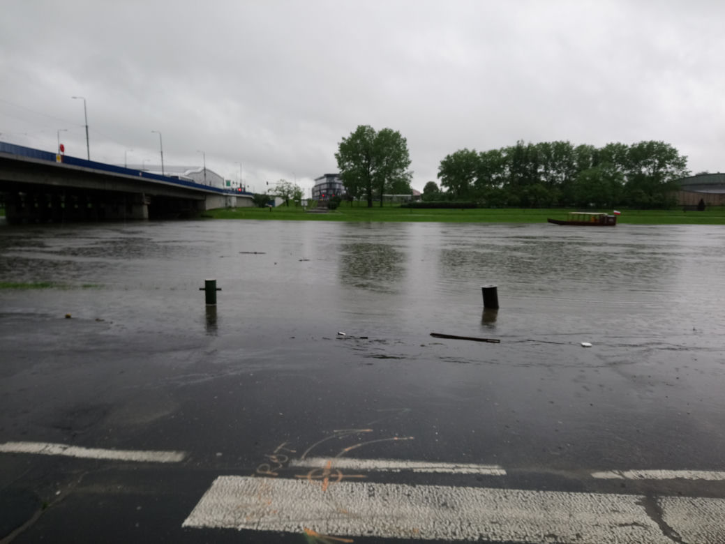 Ulewy w Krakowie 23.05.2019: Wylała Wisła, zalane są bulwary