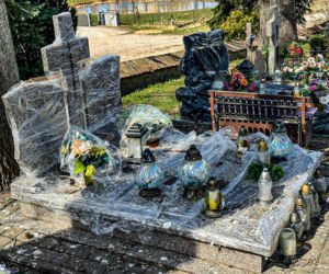 Ptasi terror w Jezioranach! Cmentarz tonie w odchodach, a mieszkańcy są bezradni. „Groby trzeba owijać folią!”