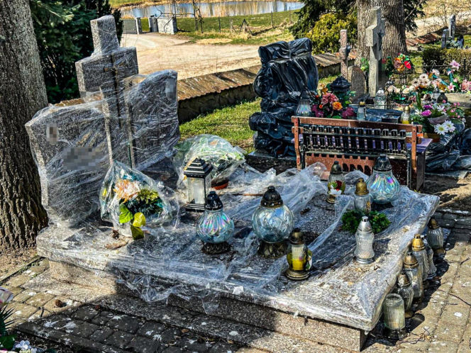 Ptasi terror w Jezioranach! Cmentarz tonie w odchodach, a mieszkańcy są bezradni. „Groby trzeba owijać folią!”