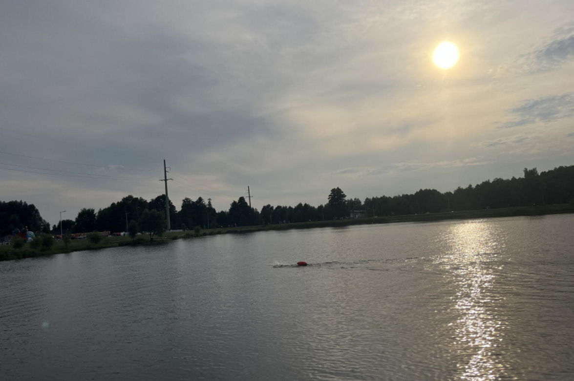 Damian Błaszczyk przez 44 godziny przepłynął 100 km pod zalewie Bojary pod Biłgorajem, kwestując w ten sposób dla 12-letniego ciężko chorego Adasia