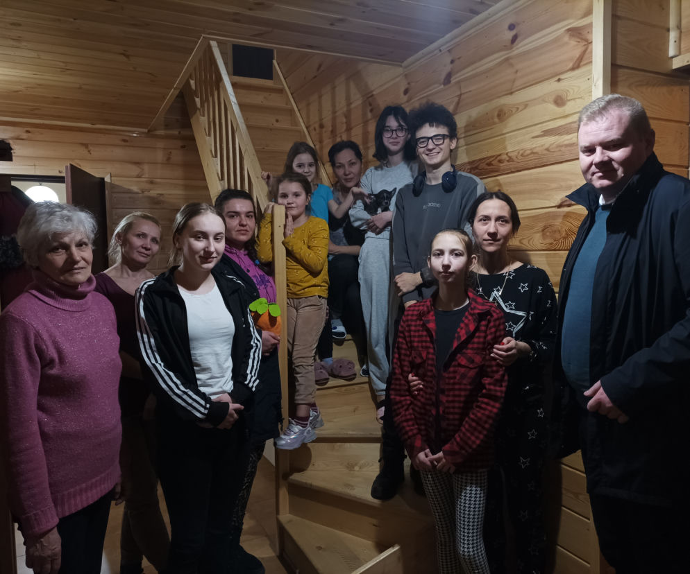 Wójt gminy Wodynie z grupą ukraińskich uchodźców, która zatrzymała się w domu parafialnym w Seroczynie 