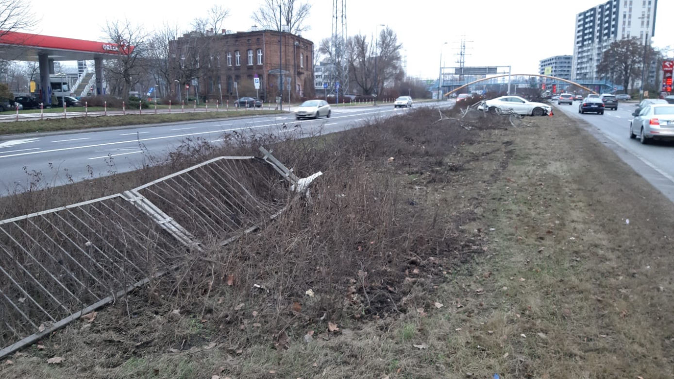 Rozbił sportowe auto i dał nogę. Policja szuka właściciela drogiego auta