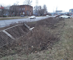 Rozbił sportowe auto i dał nogę. Policja szuka właściciela drogiego auta