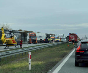 Pożar ciężarówki, potem wypadek. Laweta wioząca busy wjechała w tira na A2