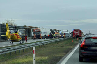 Pożar ciężarówki, potem wypadek. Laweta wioząca busy wjechała w tira na A2