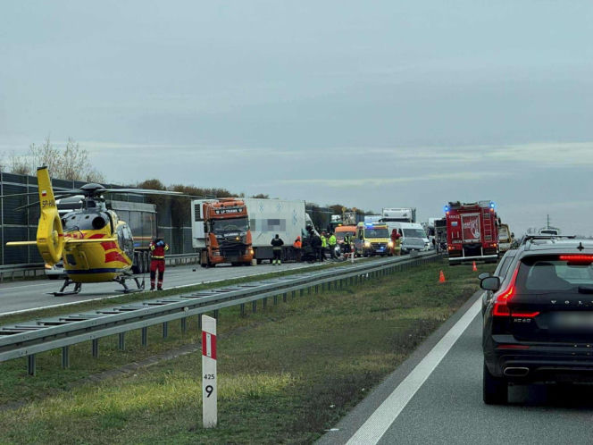 Pożar ciężarówki, potem wypadek. Laweta wioząca busy wjechała w tira na A2
