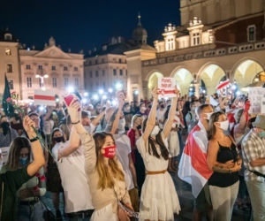 Manifestacja Białorusinów na rynku w Krakowie. Precz z Łukaszenką!