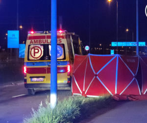 Tragedia na Wirażowej. Motocyklista zginął na miejscu zderzenia