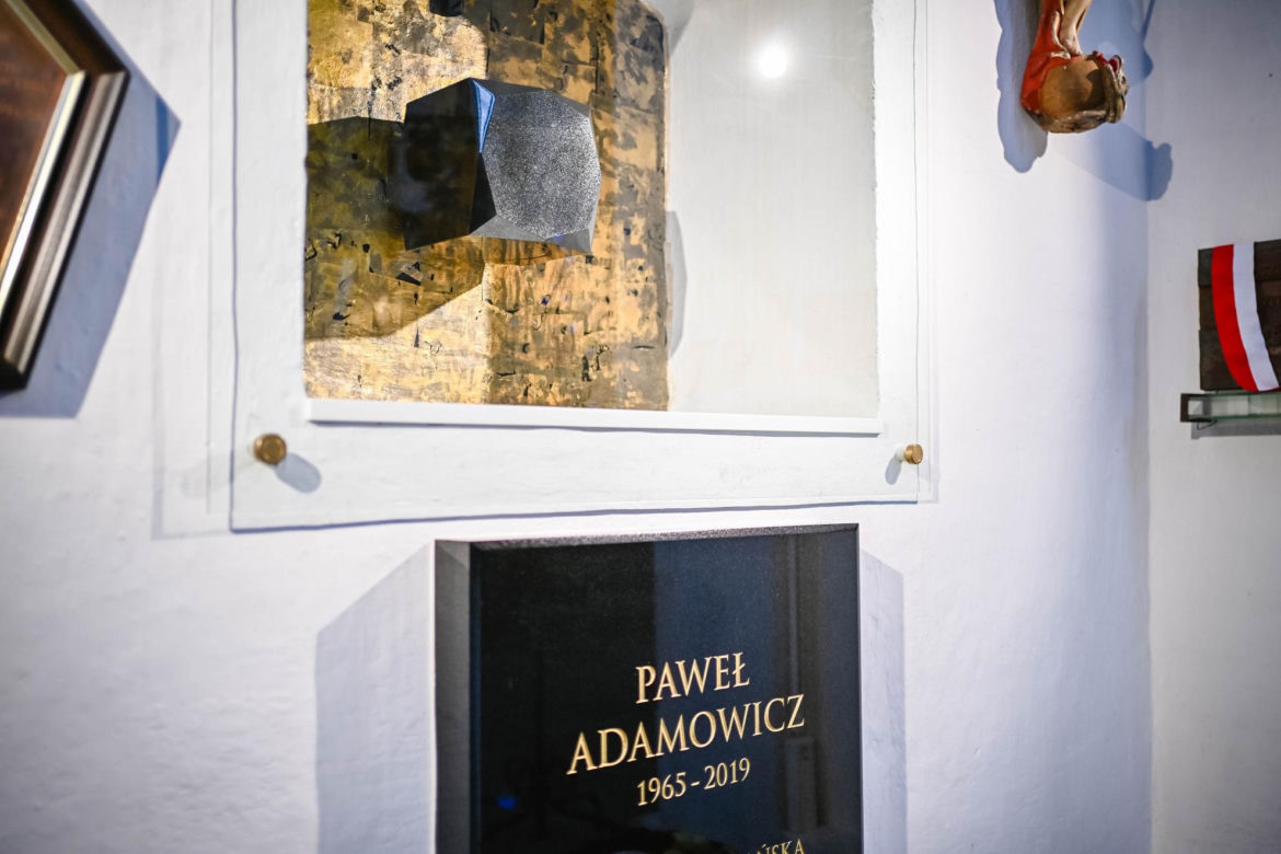 Grób Pawła Adamowicza i miejsce zamachu w szóstą rocznicę tragedii