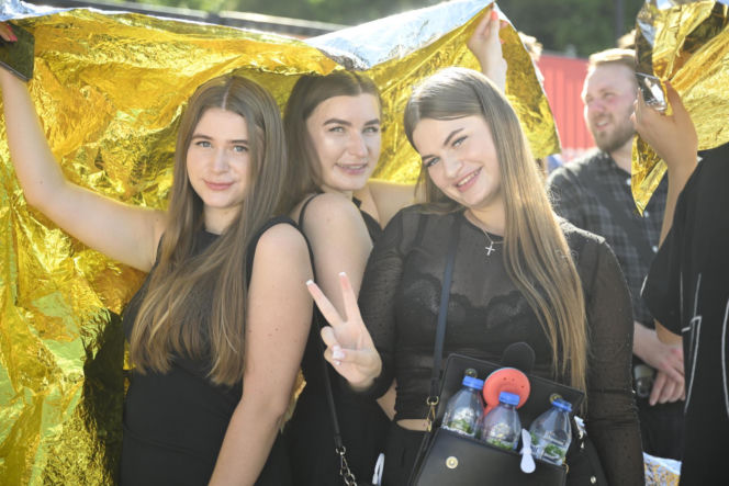 Fani w upale czekają na koncert The Weeknd. Tłumy w Warszawie
