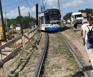 Kraków: Tramwaj z impetem wypadł z szyn i uderzył w słup, kilka osób jest rannych