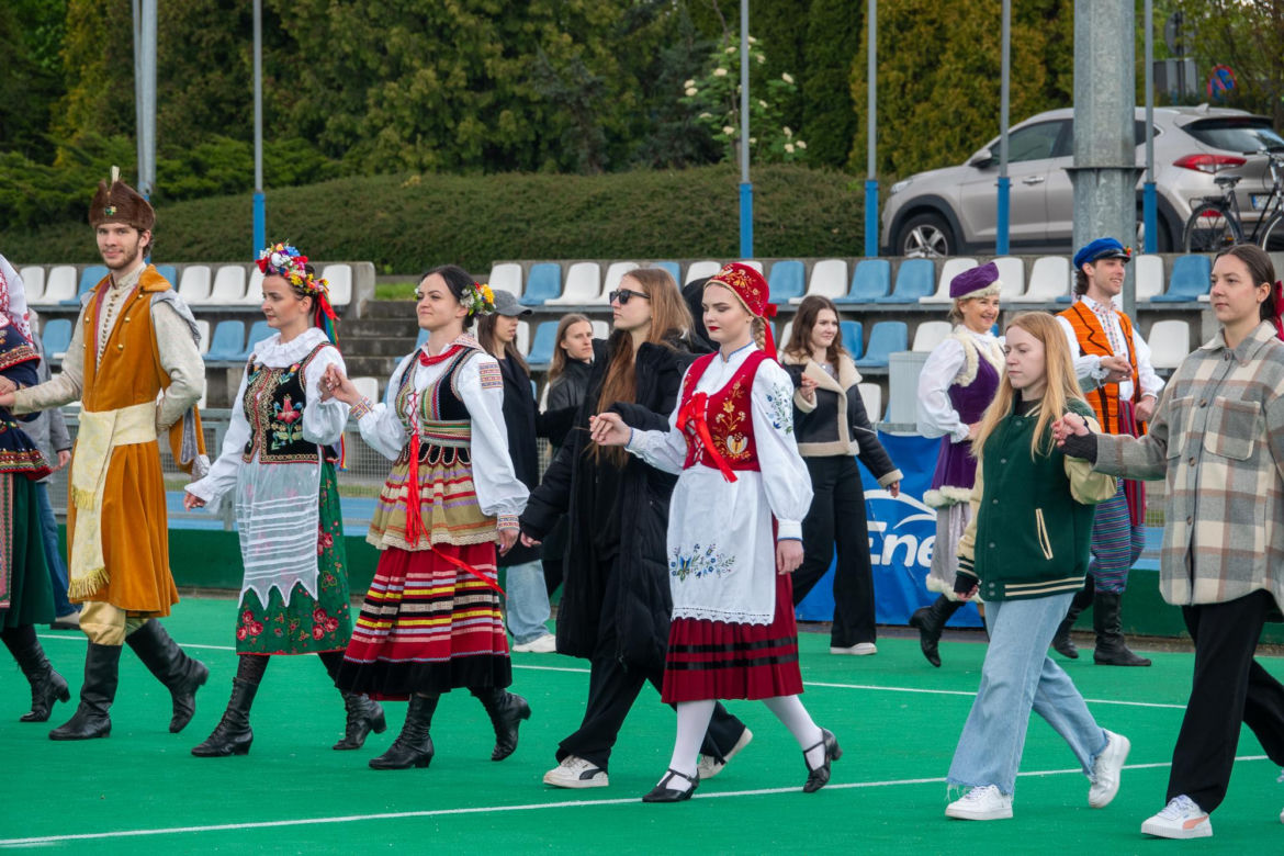 Na AWF-ie wspólnie zatańczyli poloneza