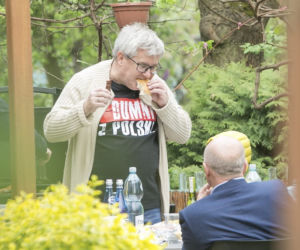 Czarnecki zagryzł ogórkiem