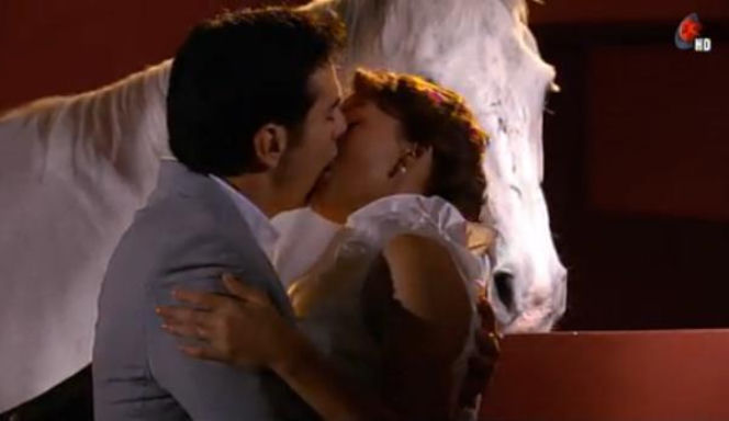 OTCHŁAŃ NAMIĘTNOŚCI odc. 23. Elisa (Angelique Boyer), Damian (David Zepeda) - pierwszy pocałunek