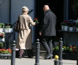 Jarosław Kaczyński na cmentarzu nie był sam. Pewna kobieta nie odstępowała go na krok