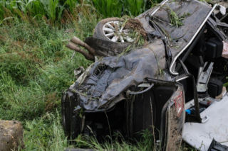 Ogromna siła uderzenia. Silnik wyleciał z auta po zderzeniu z pociągiem