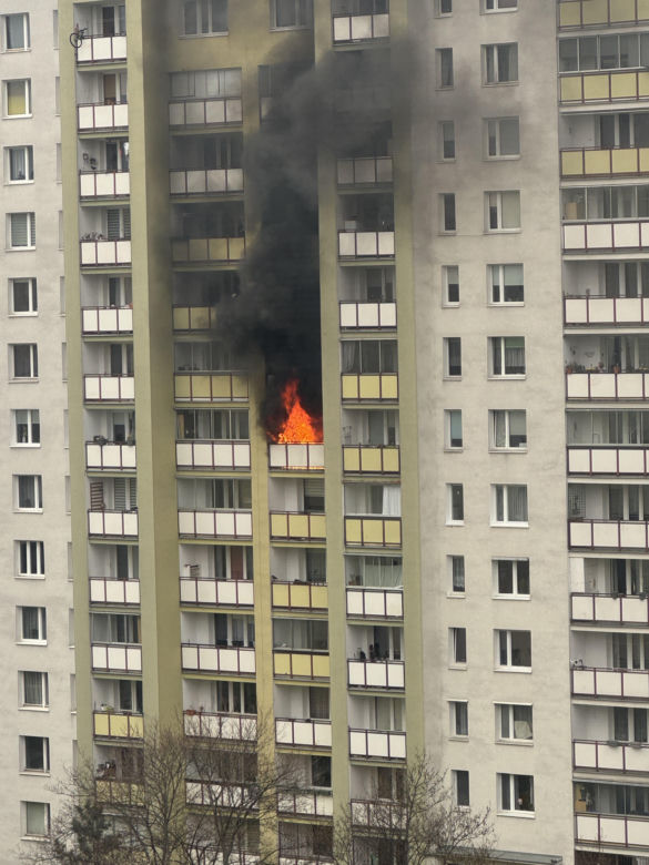 Pożar mieszkania w Warszawie! Czarny dym widać z daleka [ZDJĘCIA]