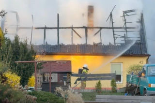 Pożar domu w Jaciskach. Strażacy zastali cały budynek w ogniu