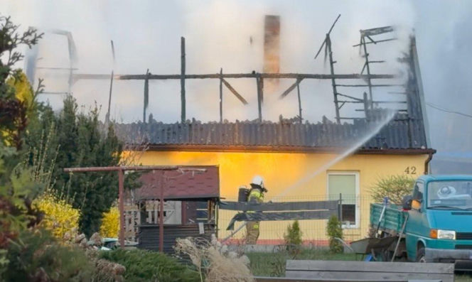 Pożar domu w Jaciskach. Strażacy zastali cały budynek w ogniu