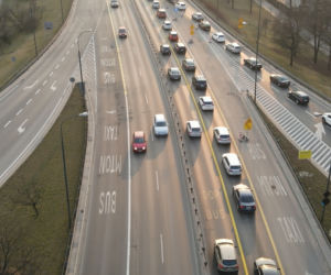 Dron przyłapał kierowców. Tak ignorują buspasy na Trasie Łazienkowskiej