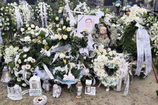 Pogrzeb 11-letniego aktora. Nikodem Marecki spoczął w białej trumnie. Żegnały go tłumy