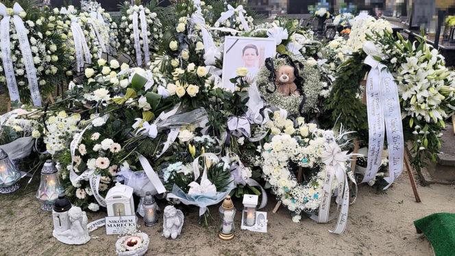 Pogrzeb 11-letniego aktora. Nikodem Marecki spoczął w białej trumnie. Żegnały go tłumy