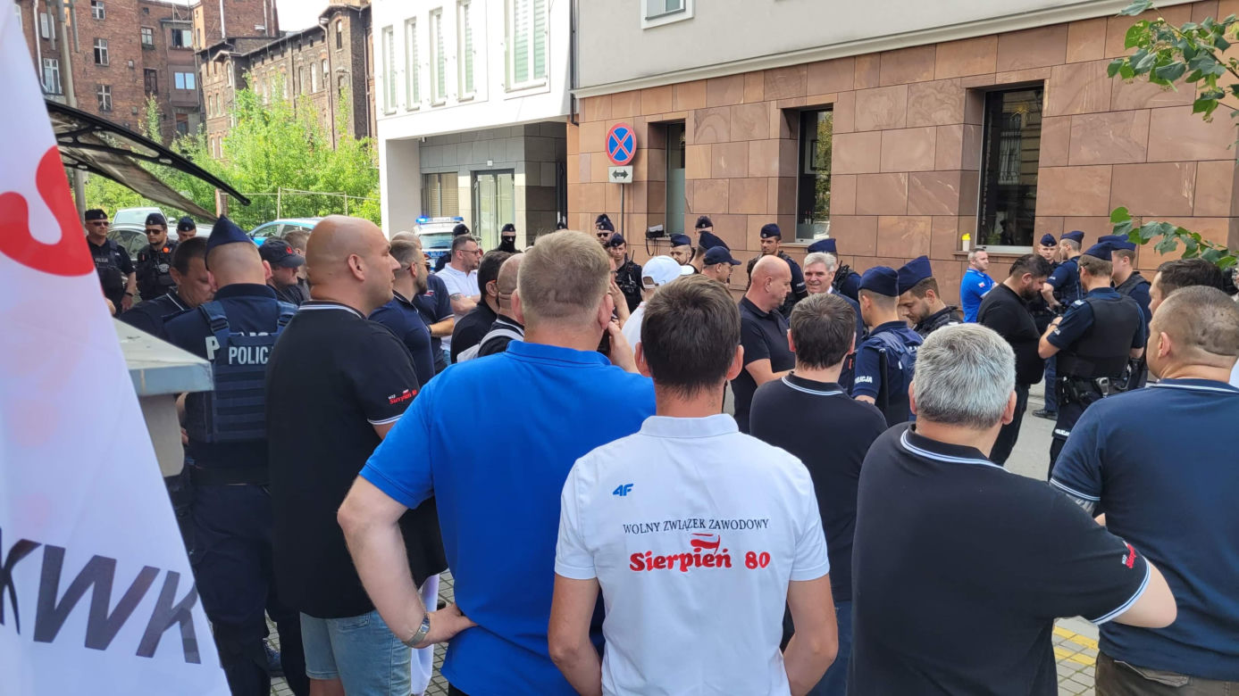 Katowice. Związkowcy wściekli na premiera Morawieckiego. "Bronimy węgla, Bronimy Polski"