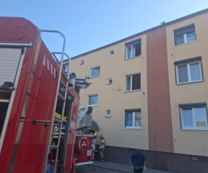 Pożar w bloku. Pomogli sąsiad akwarysta i czujka dymu