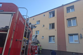 Pożar w bloku w Gryżynie. Pomogli sąsiad akwarysta i czujka dymu [ZDJĘCIA]